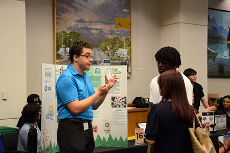 3DE student showing product at Innovators Showcase